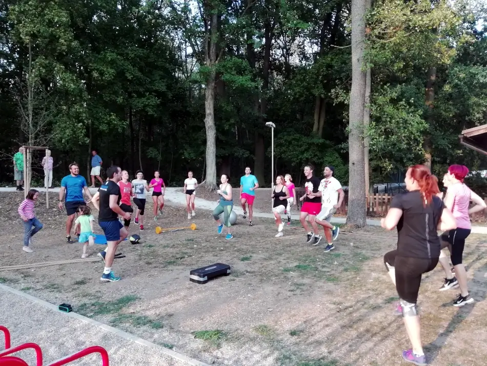 společný trénink kondice na workoutu